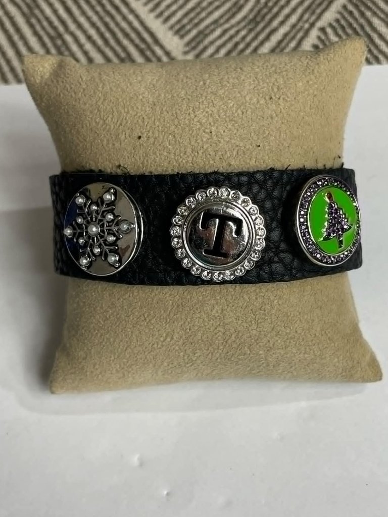 Customized Christmas T Initial Ginger Snaps Leather Bracelet 35$